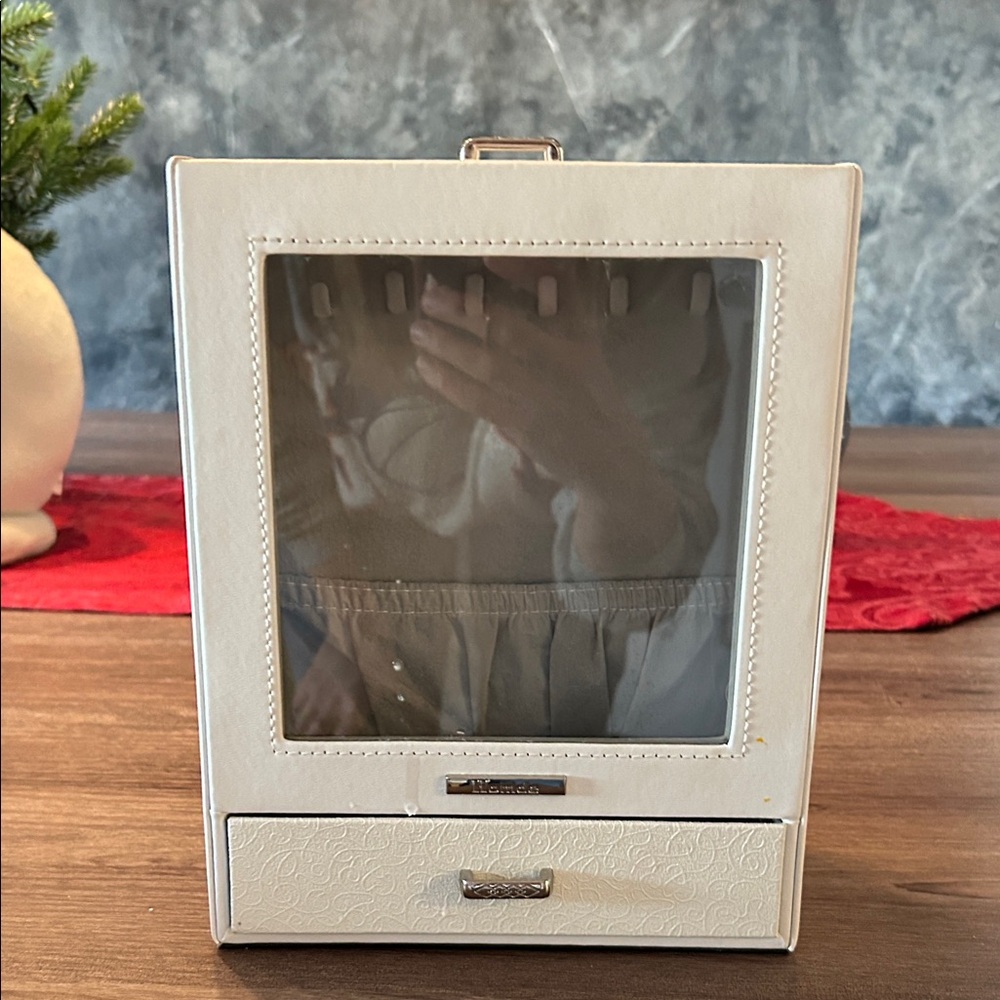 Elegant White Jewelry Organizer